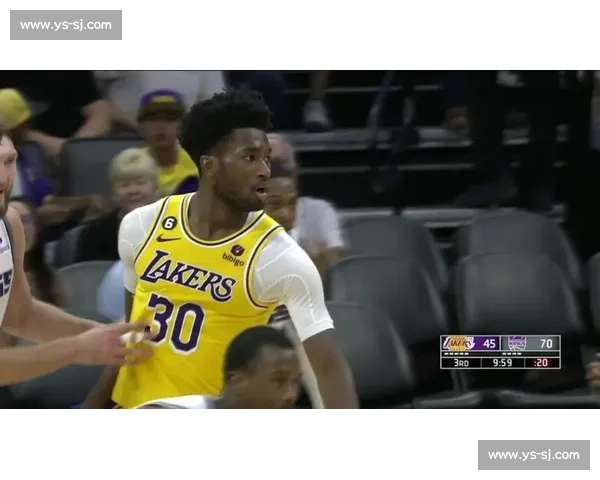 福克斯轻松写意空接暴扣，与球迷互动点燃现场激情